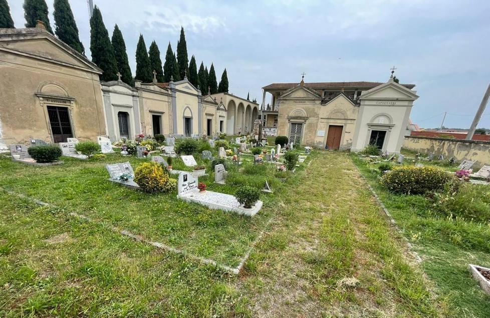 Erbacce alte nei cimiteri il Comune corre ai ripari «Abbiamo ripulito»