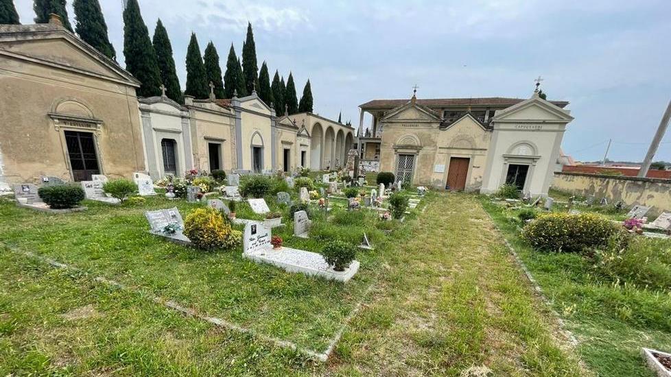 Erbacce alte nei cimiteri il Comune corre ai ripari «Abbiamo ripulito»