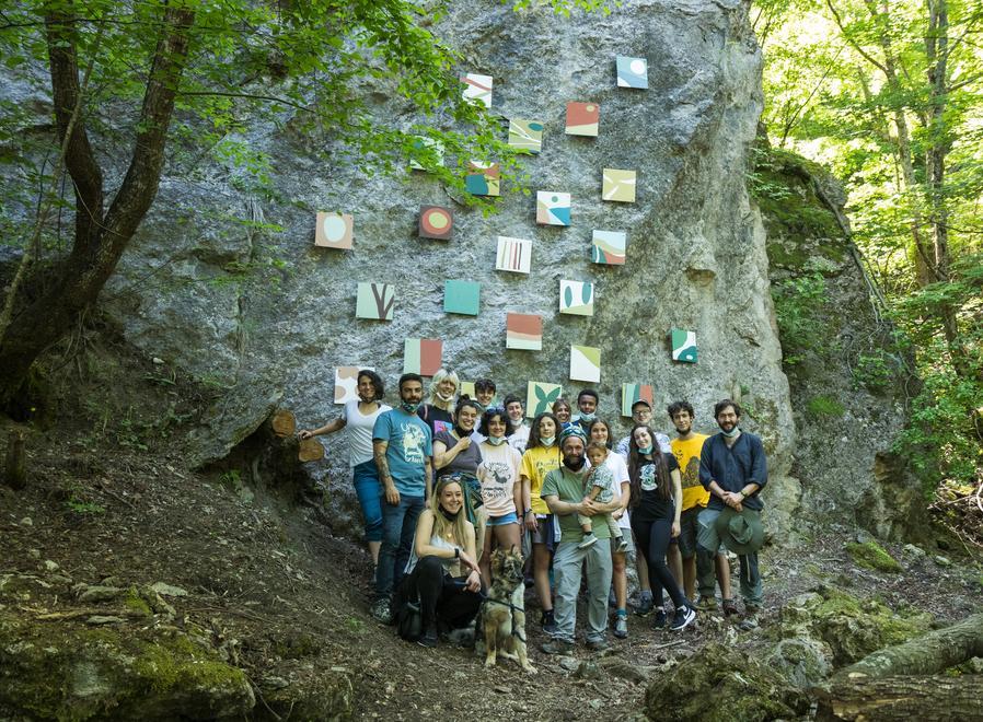 Tellas e quindici ragazzi realizzano “Natura obliqua” L’opera d’arte è nel bosco