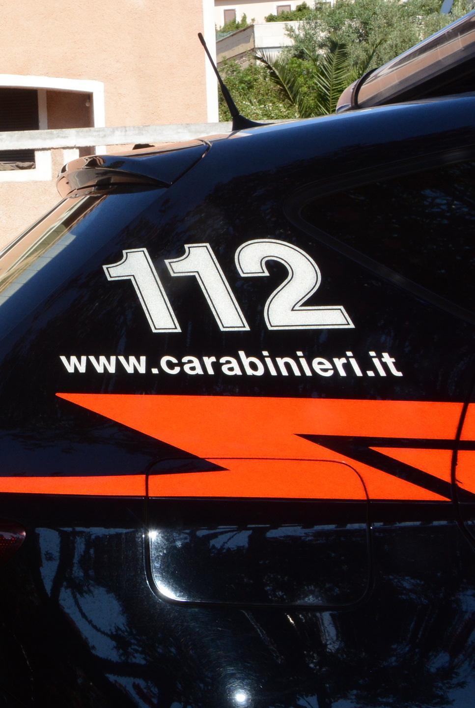 Due giovani bloccati mentre tentano il furto in un’auto