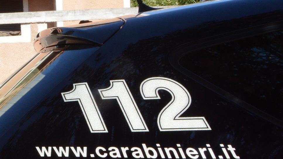 Due giovani bloccati mentre tentano il furto in un’auto