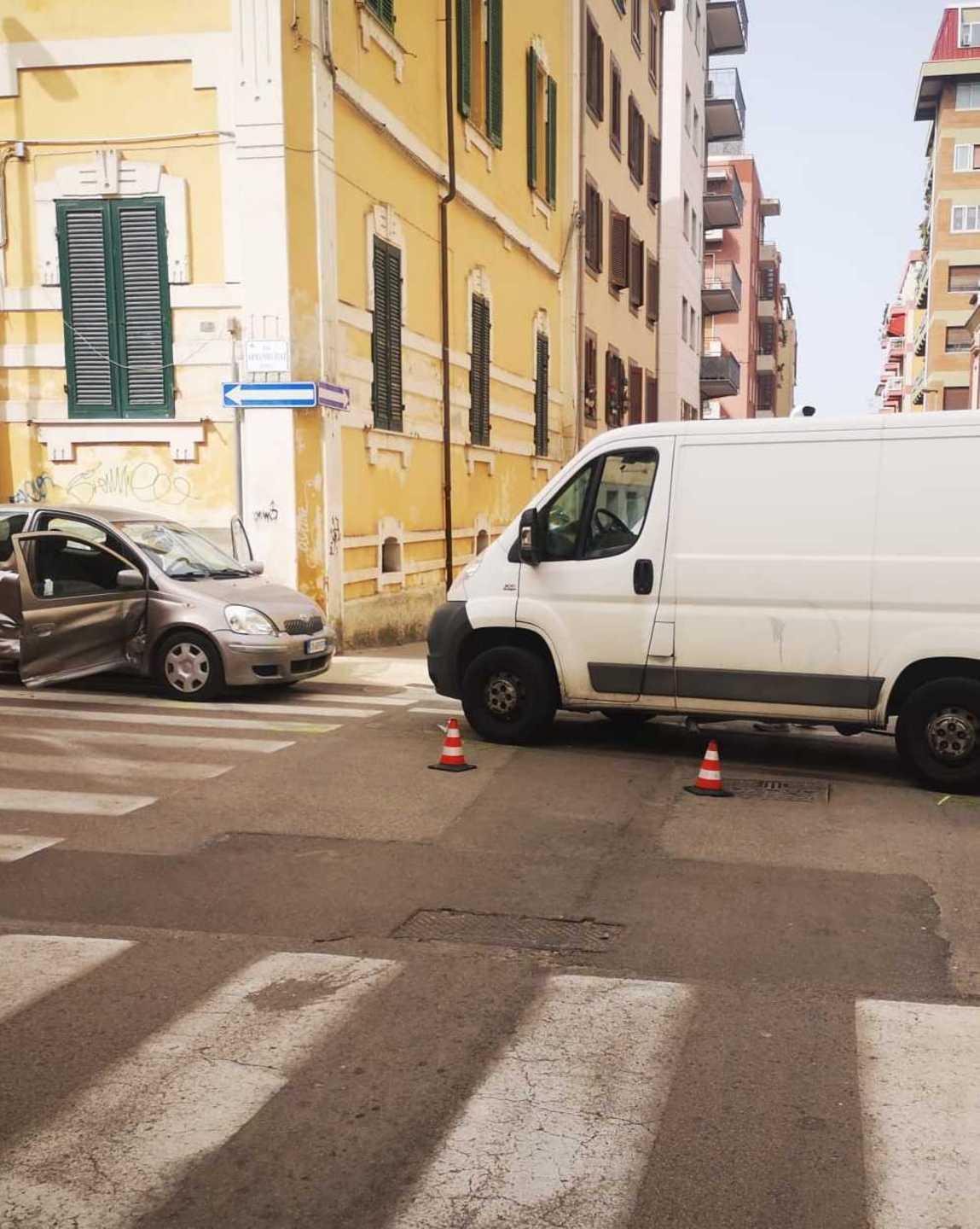 Auto contro furgone tra le vie Torres e Diaz due persone ferite