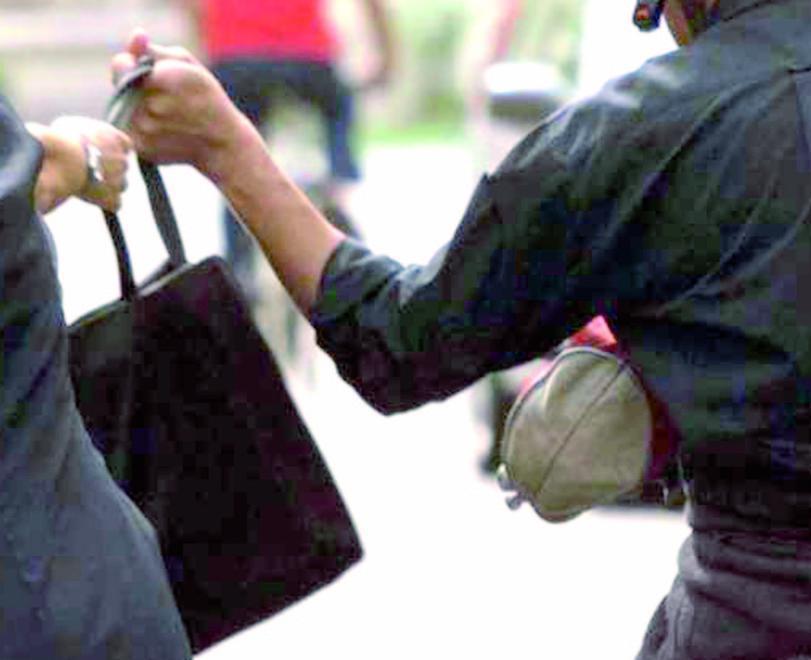 Ferrara. Lo scippatore seriale è di nuovo in libertà: scatta l’avviso orale 