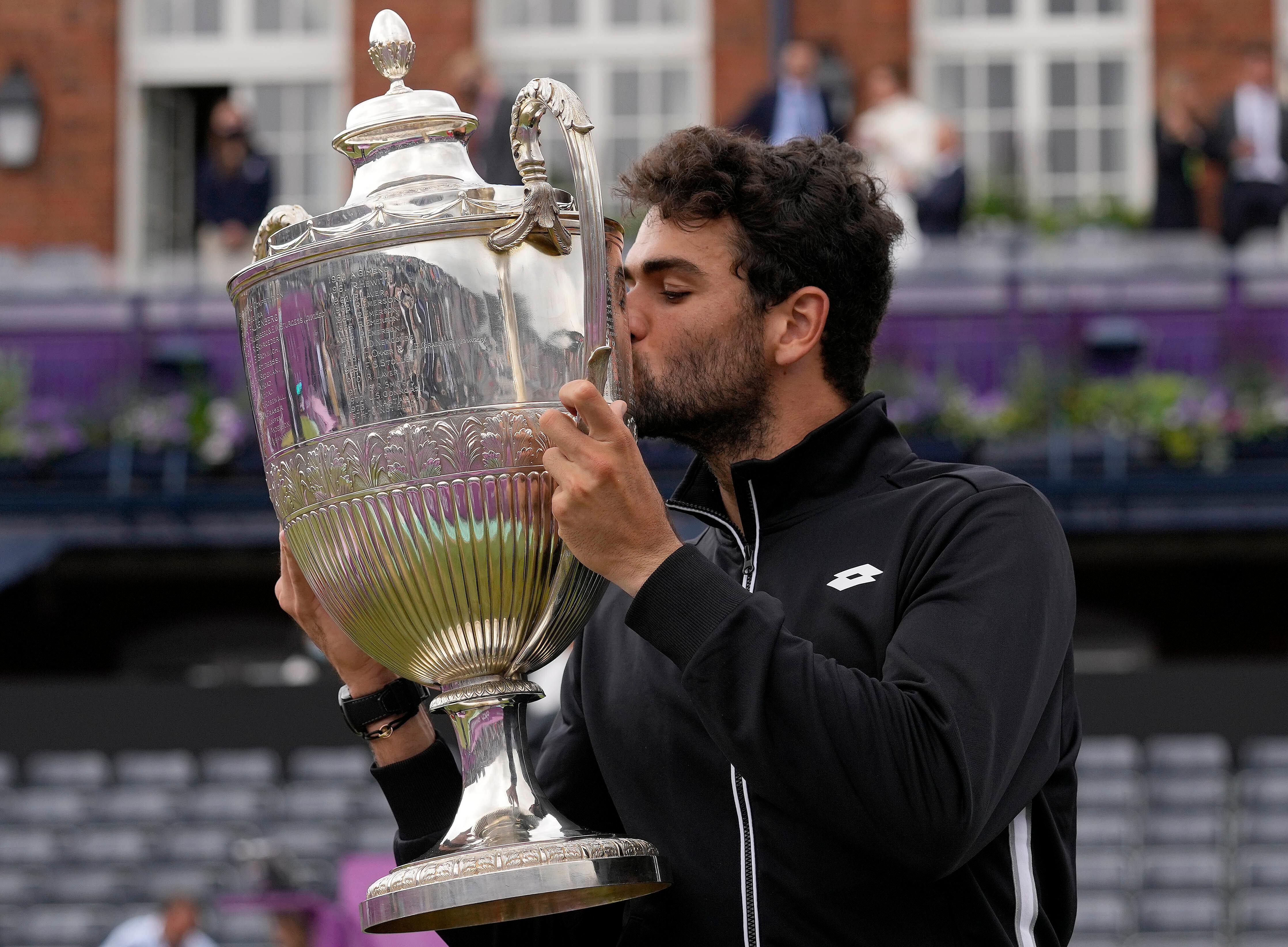 Matteo Berrettini super sull’erba del Queen’s è un re italiano a festeggiare