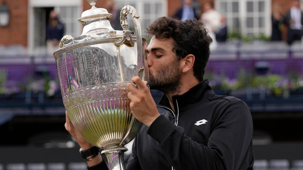 Matteo Berrettini super sull’erba del Queen’s è un re italiano a festeggiare