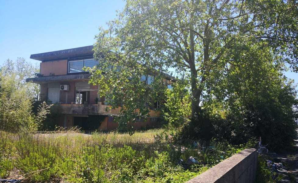 Da ristorante-simbolo a bomba ecologica: ordinanze ignorate, arriva l’ultimatum 