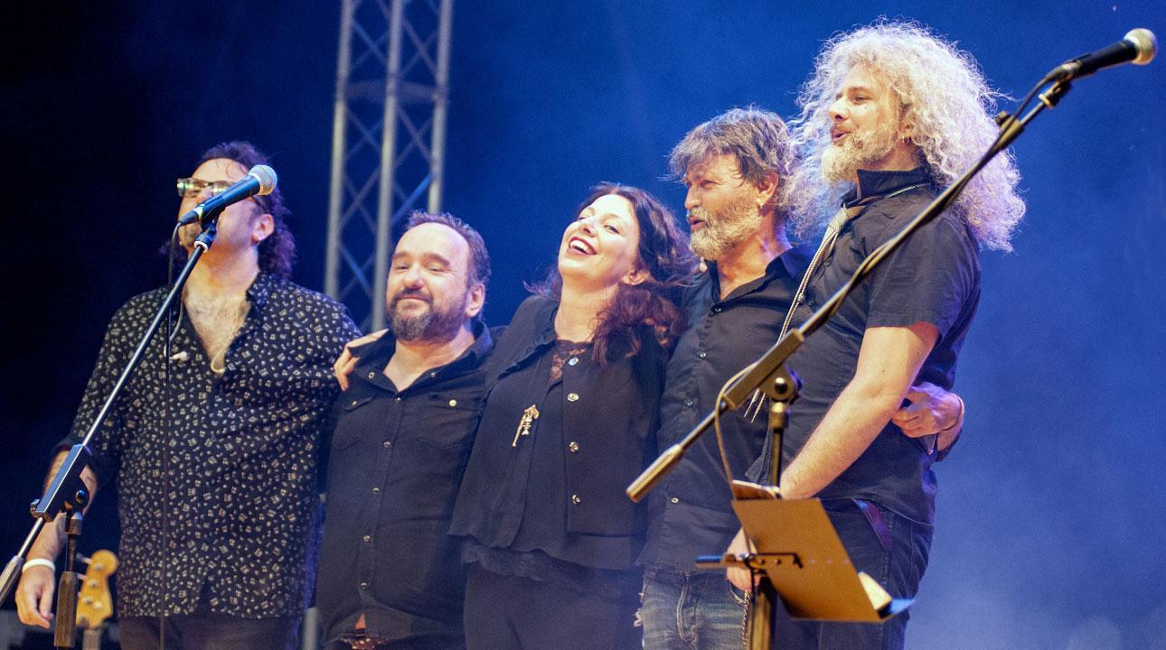 La band sul palco dopo un concerto: da sinistra Lorenzo Billeri, Alessio Buccella, Irene Mezzacapo, Federico Righi e Marco Mezzacapo