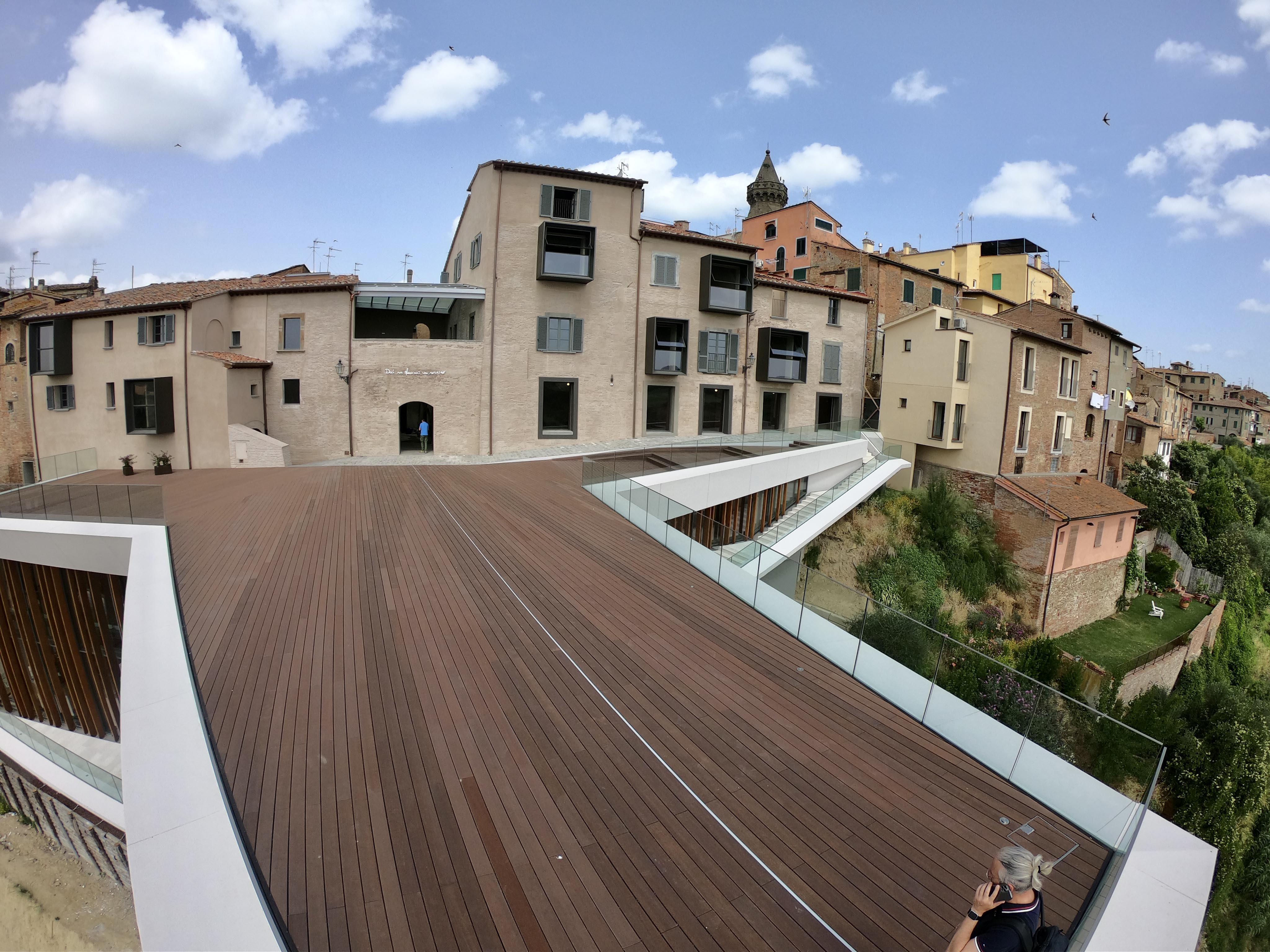 L’archistar Cucinella “benedice” il suo palazzo restaurato a Peccioli - Foto