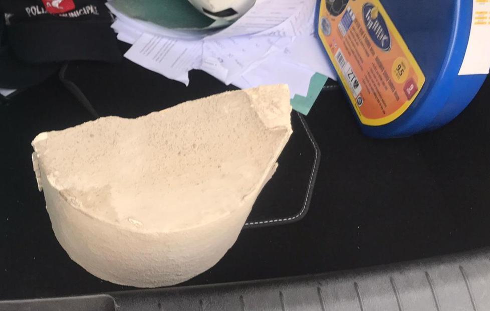 Sempre gravissima la donna di 45 anni travolta dal cornicione: «Quella facciata era in buono stato» 