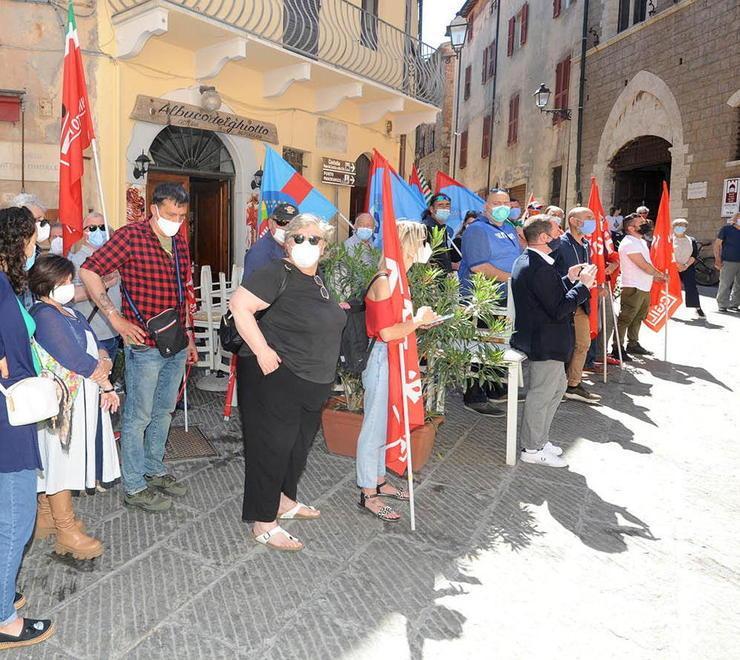 Presidio sotto il palazzo comunale (foto di Paolo Barlettani)