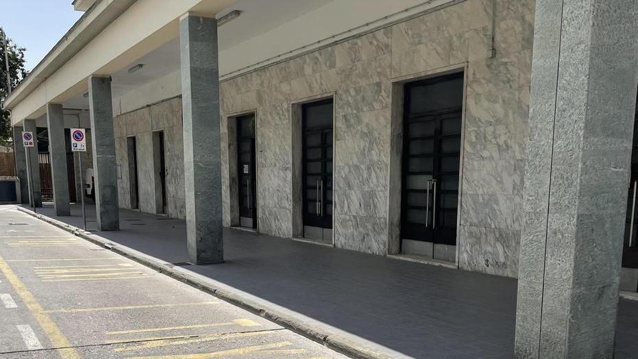 Nessun servizio e pochi treni: «La stazione di Pietrasanta è abbandonata»
