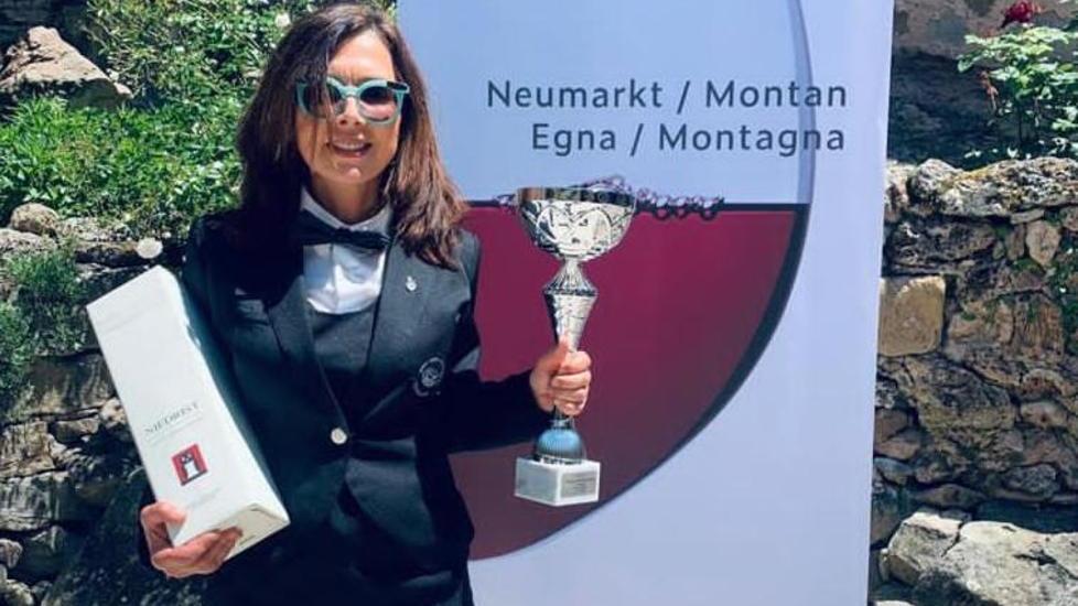 La dottoressa Natalia Mochi con la coppa vinta come sommelier