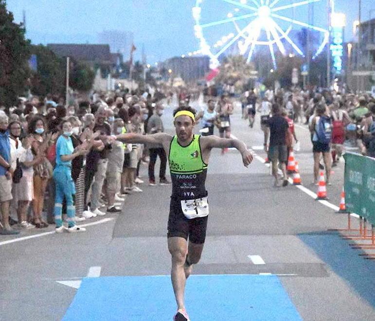 Per “La notte del triathlon” cinquecento atleti invadono il lungomare 