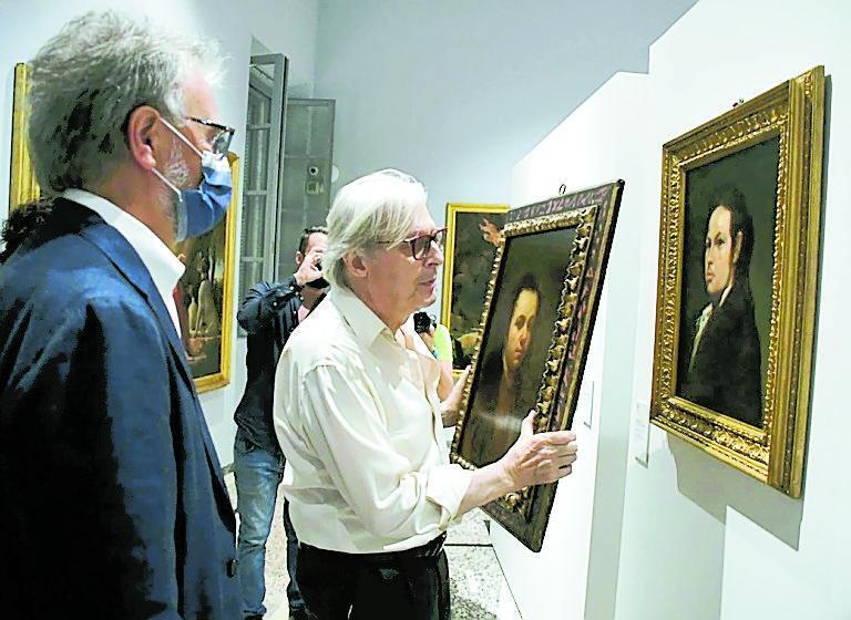 Alla mostra a Carrara c’è Sgarbi che stacca un Goya dalla parete