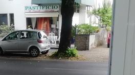 Ladri nella notte in pizzeria e parrucchiere