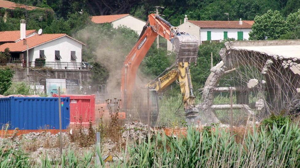 Demolite le strutture nei terreni ex Irfid