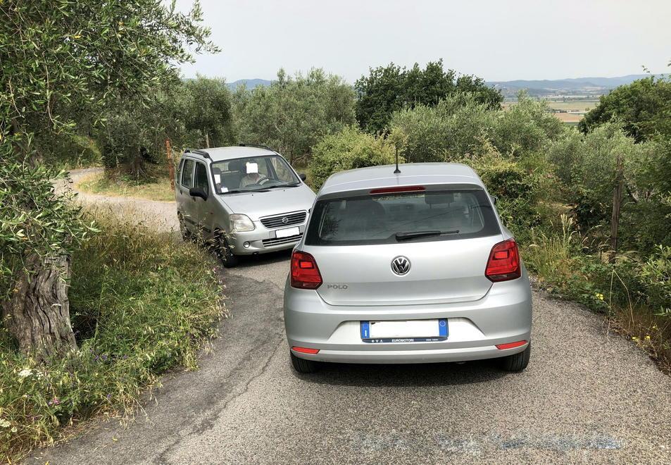 Strada per il cimitero pericolosa «Il Comune non interviene»