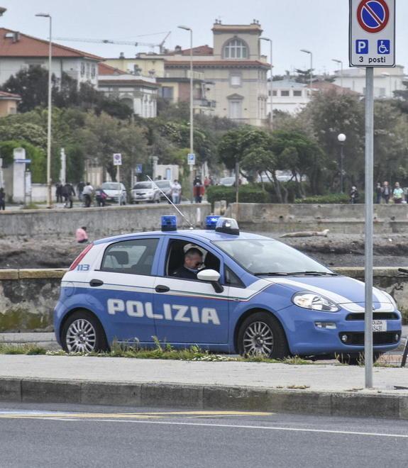 Lo avvicina per «fare sesso» Anziano derubato del Rolex 