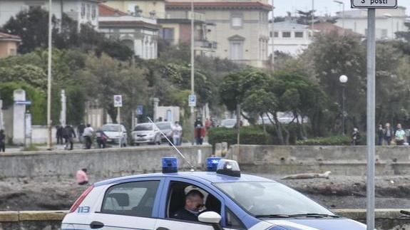 Lo avvicina per «fare sesso» Anziano derubato del Rolex