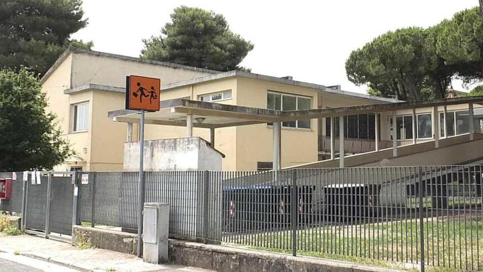 Svuotano gli estintori dentro la scuola Novelli