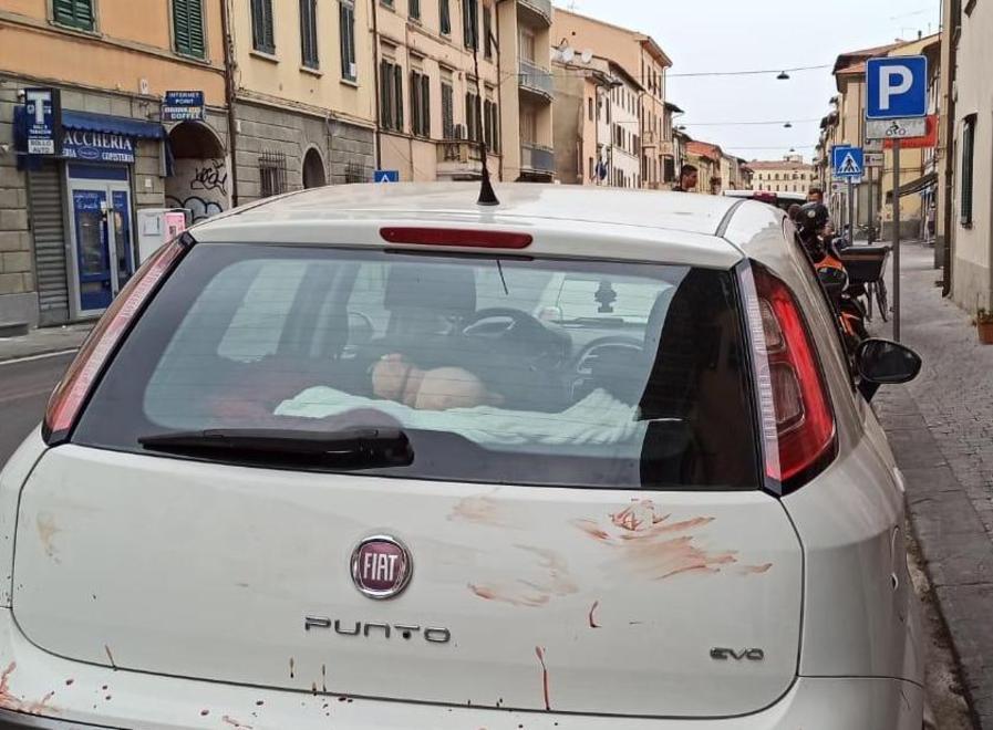 Piazza Santa Caterina lastricata di rifiuti 