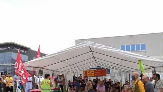 Riparte la trattativa alla TopLine e si allarga il presidio alla Texprint