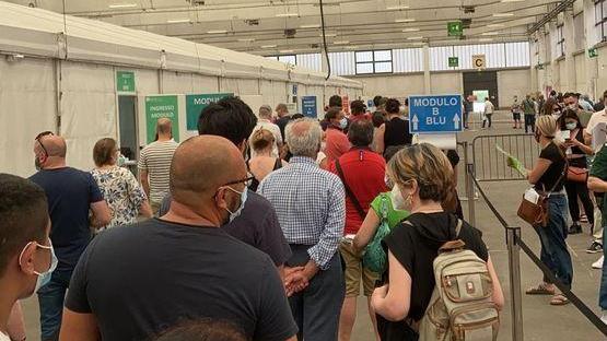 L’odissea dei reggiani per la vaccinazione fra caldo, proteste e lunghe ore di attesa