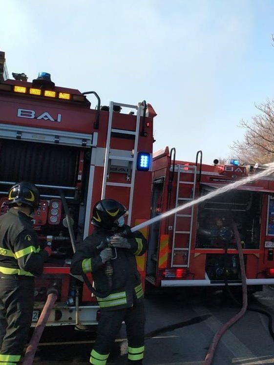 Incendio in un cortile, paura a Neoneli 