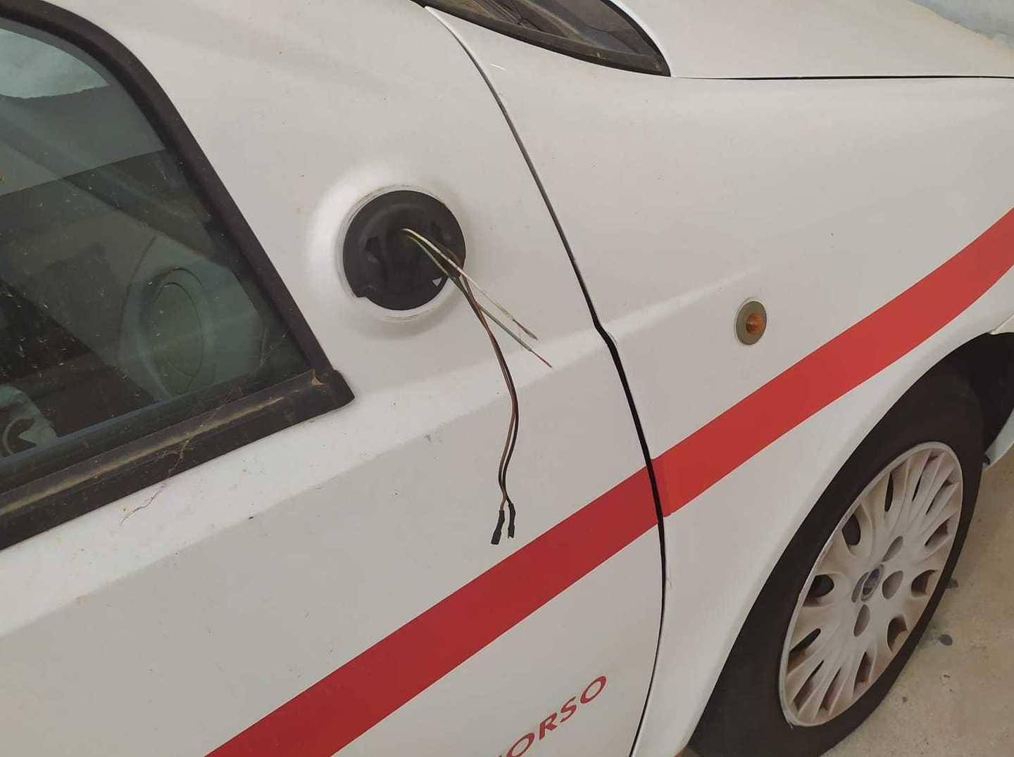Vandali nella sede del Cisom, danni a un’auto 