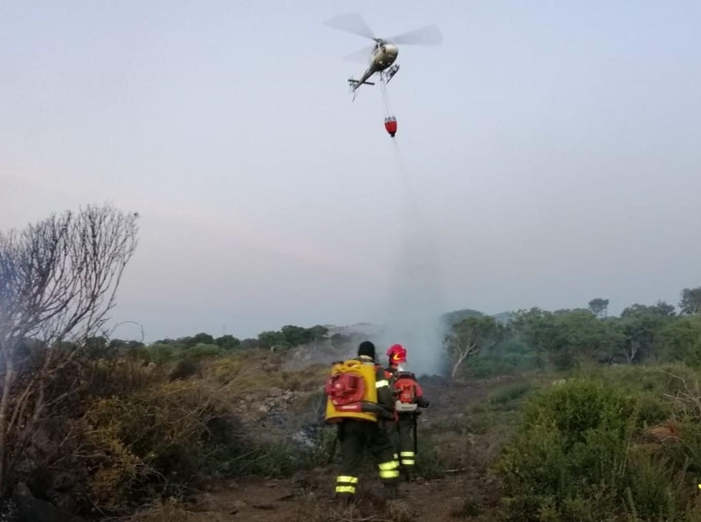 Caldo e vento, incendiari scatenati 