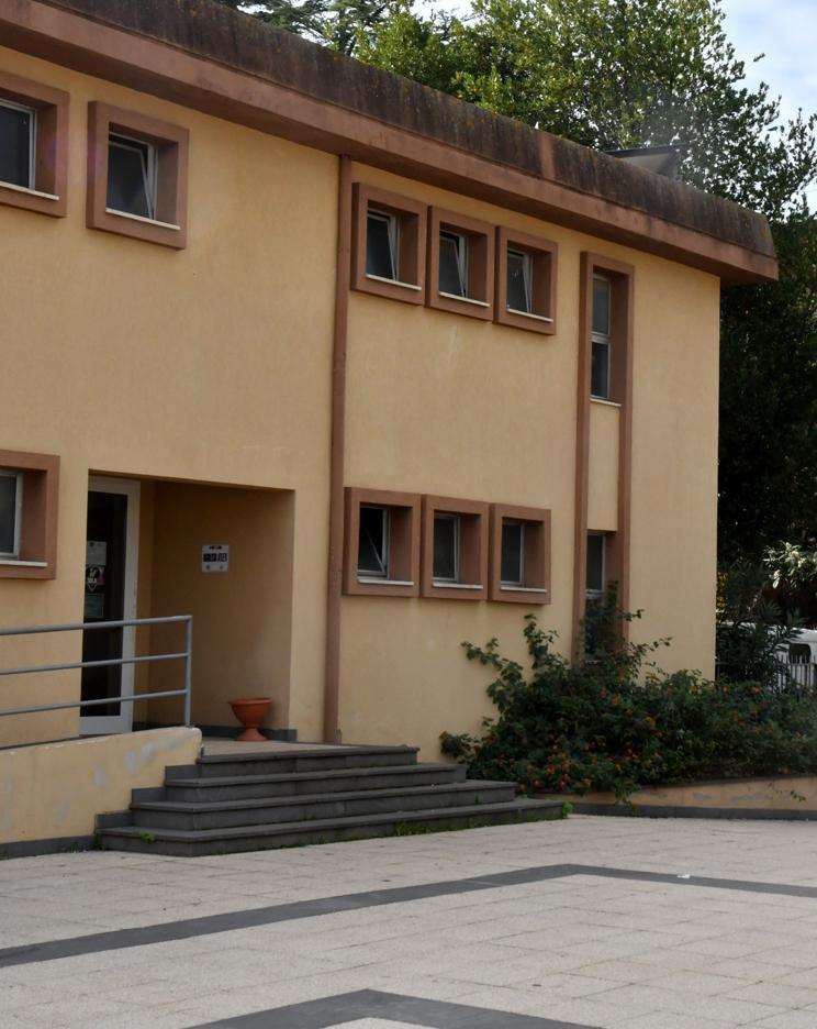 Scuola Deledda, il Comune tira dritto 
