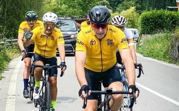 Linus e Nicola Savino in testa al gruppetto di Radio Deejay impegnati nel Tour de Fans