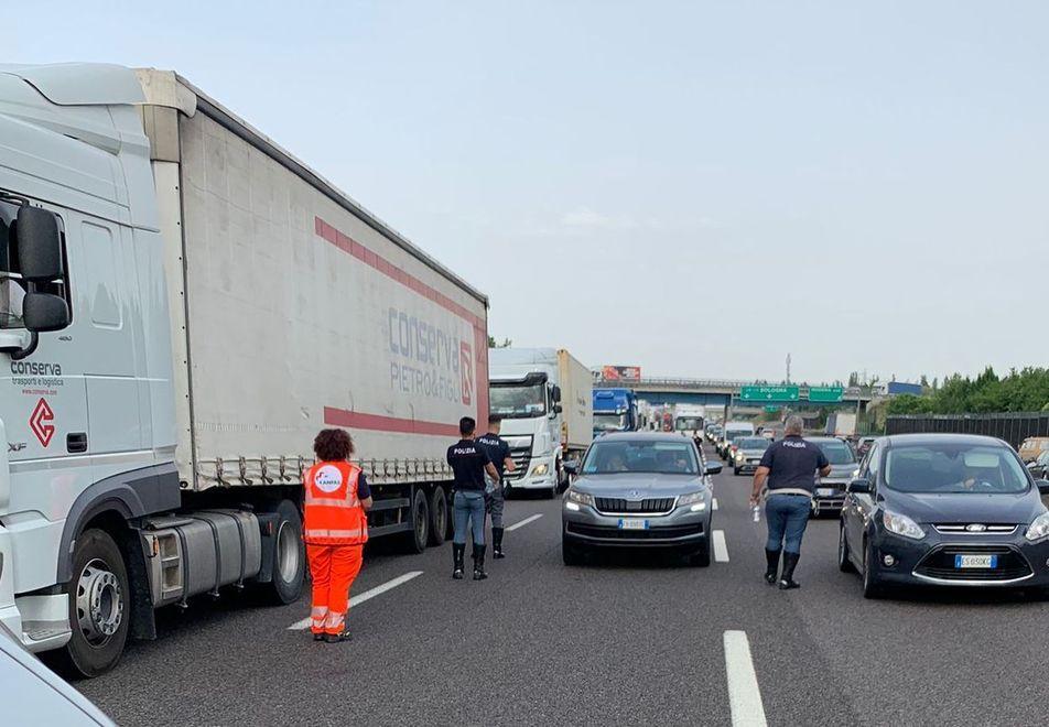 Tra Modena Nord e Modena Sud Giunti pericolosi lungo l’autostrada A1 Lavori d’urgenza, code per chilometri 