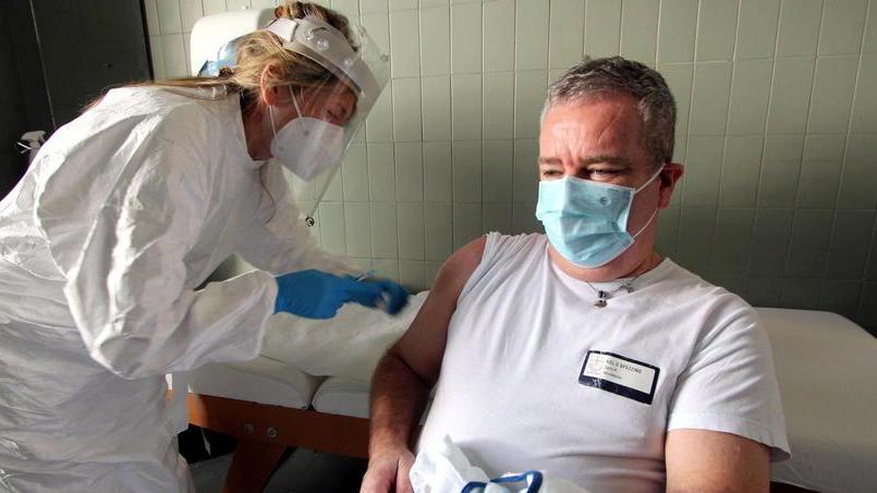 Ferrara, avvisi ai sanitari per i vaccini. Più di mille non rispondono