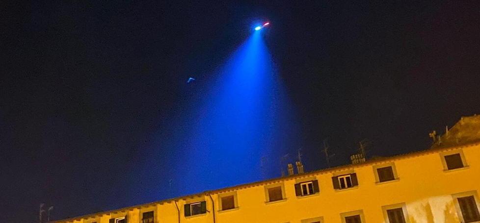 Il fascio di luce blu che parte dall’elicottero della polizia che negli ultimi due sabati ha volato sul cielo di Livorno