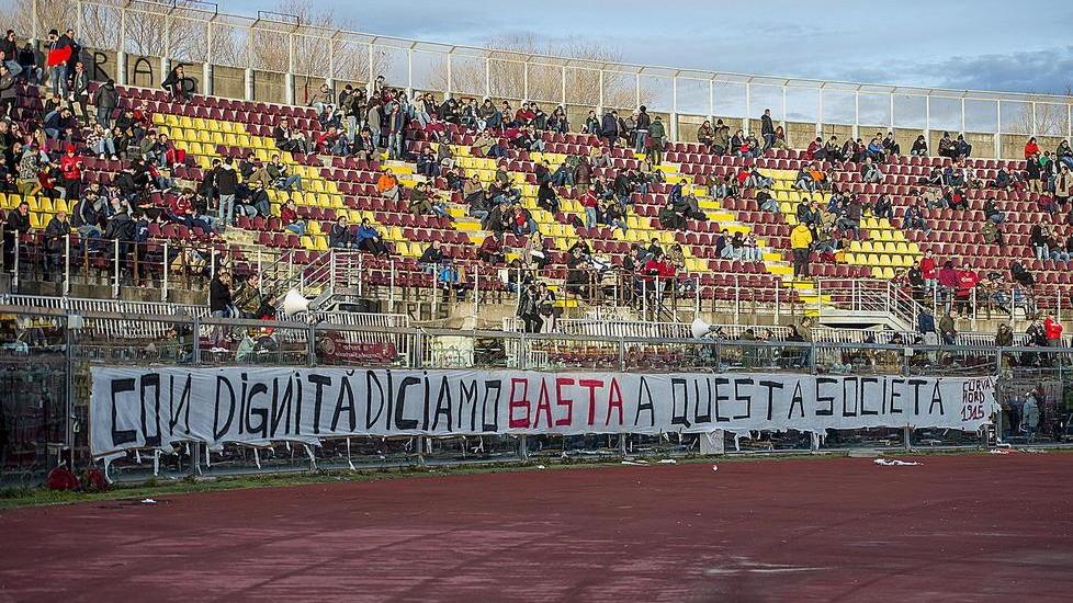 Uno striscione appeso due anni fa in curva nord contro la società guidata da Aldo Spinelli
