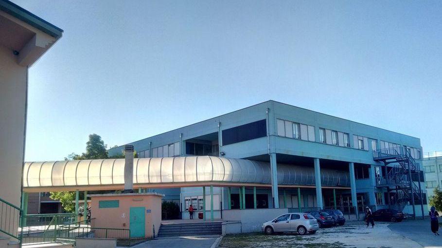 L’esterno del liceo scientifico XXV Aprile di Pontedera