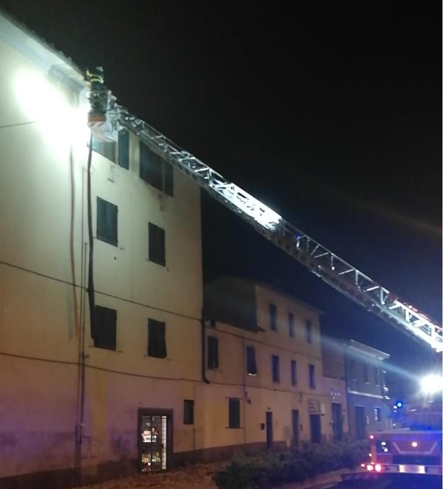 Paura a Pistoia, crolla un lungo tratto della gronda di un palazzo di quattro piani