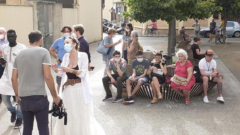 Seduti per protesta sulla panchina delle (ex) fioriere: «È un bene di tutti»