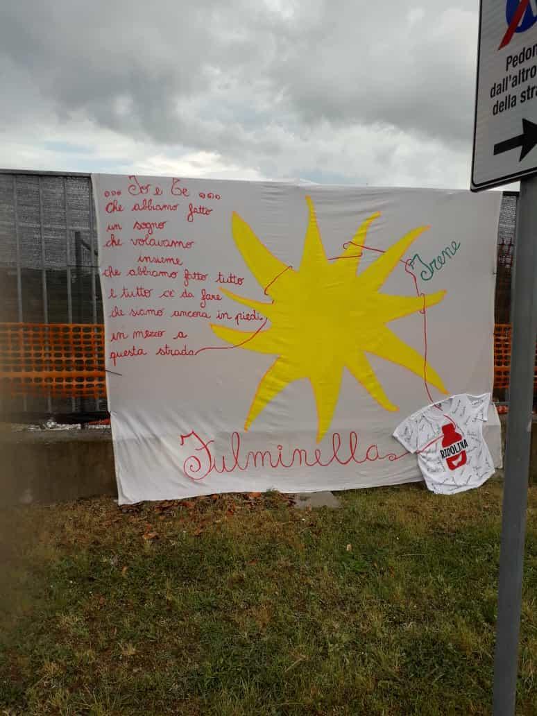 Lo striscione d’incoraggiamento appeso all’ingresso dell’ospedale