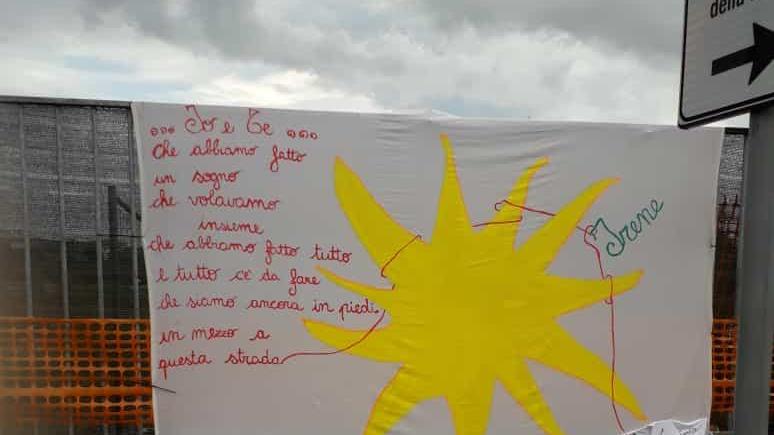 Lo striscione d’incoraggiamento appeso all’ingresso dell’ospedale