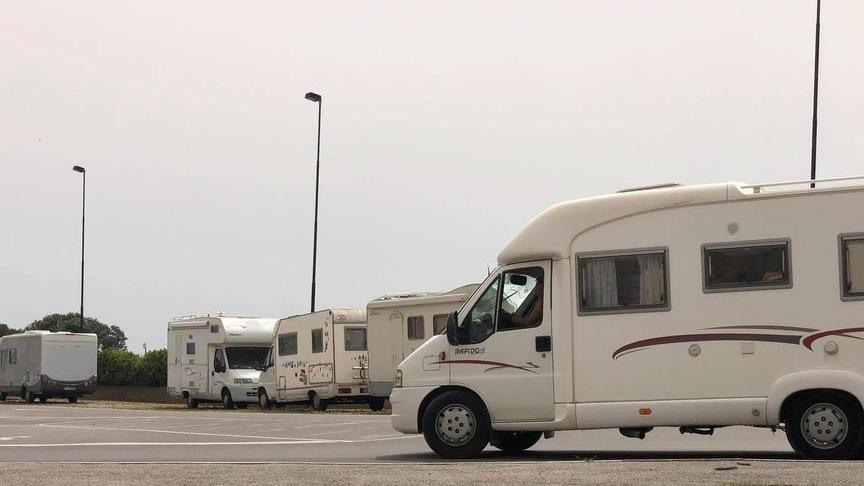 Invasione di camper sui piazzali di Ponente e Levante a ridosso di Calamoresca ogni fine settimana