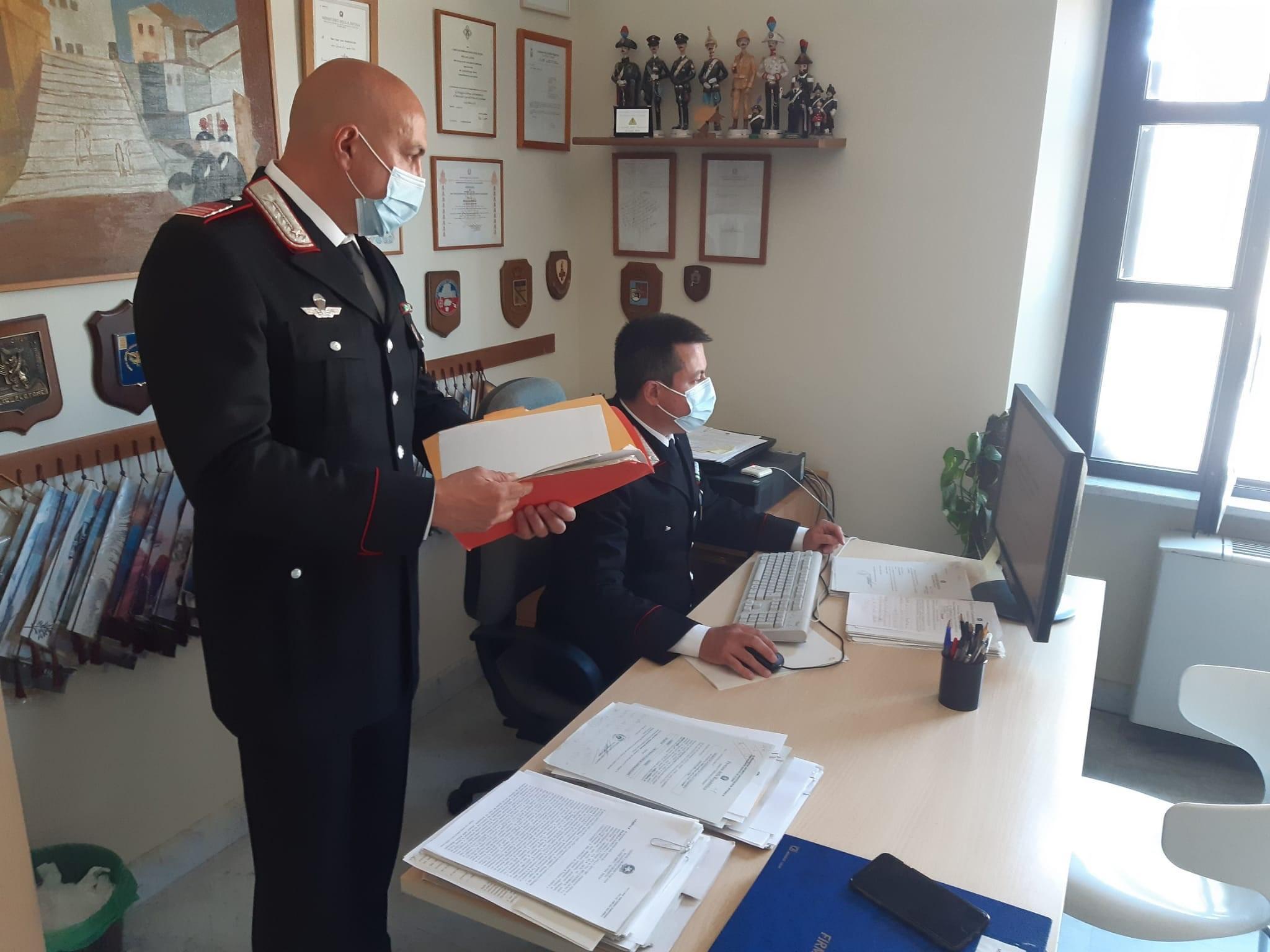 Rigano le auto dei vicini che parcheggiano in cortile: denunciati coniugi ultrasettantenni