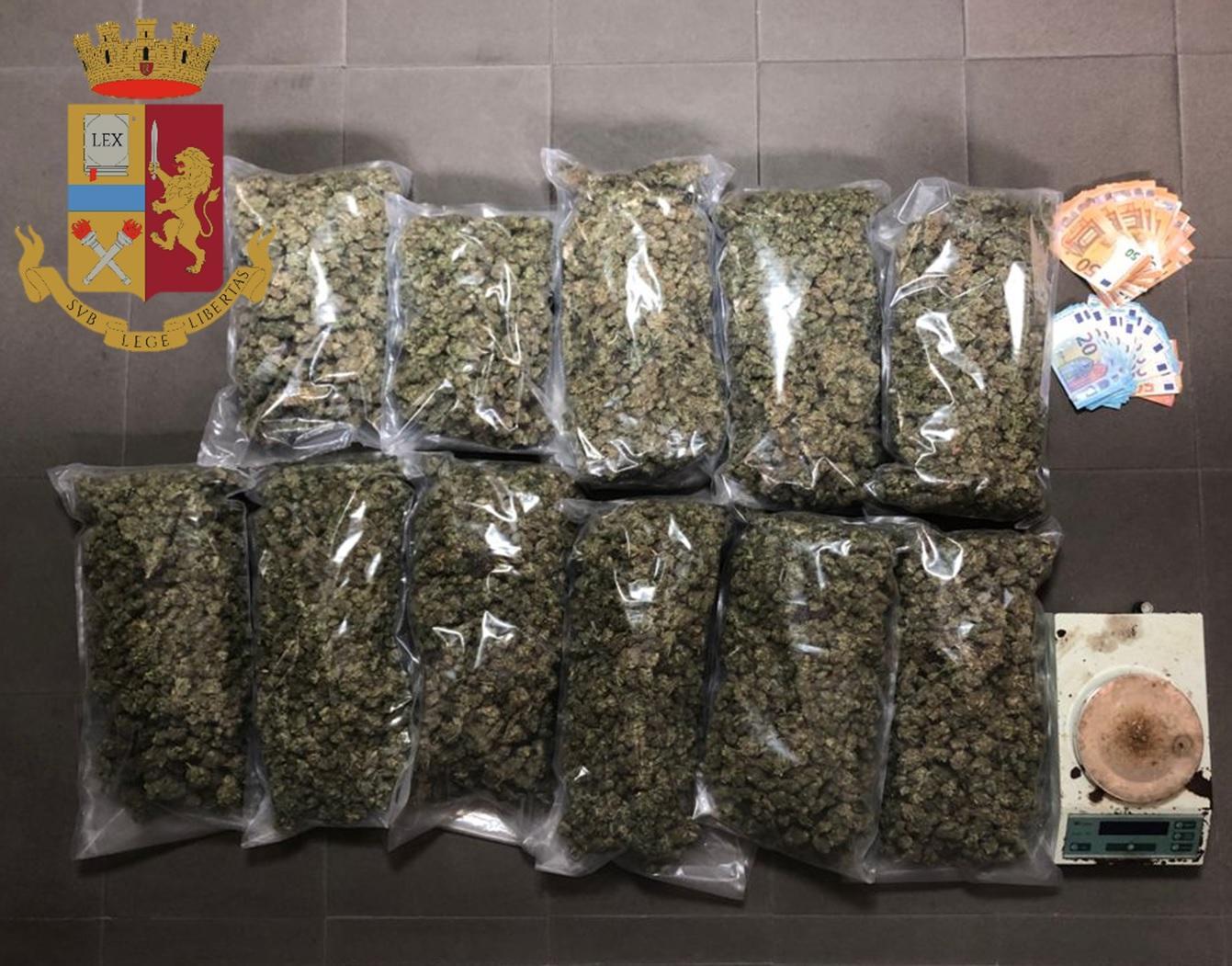 Sei chili di marjiuana nascosti in camera da letto, 22enne arrestato a Cagliari
