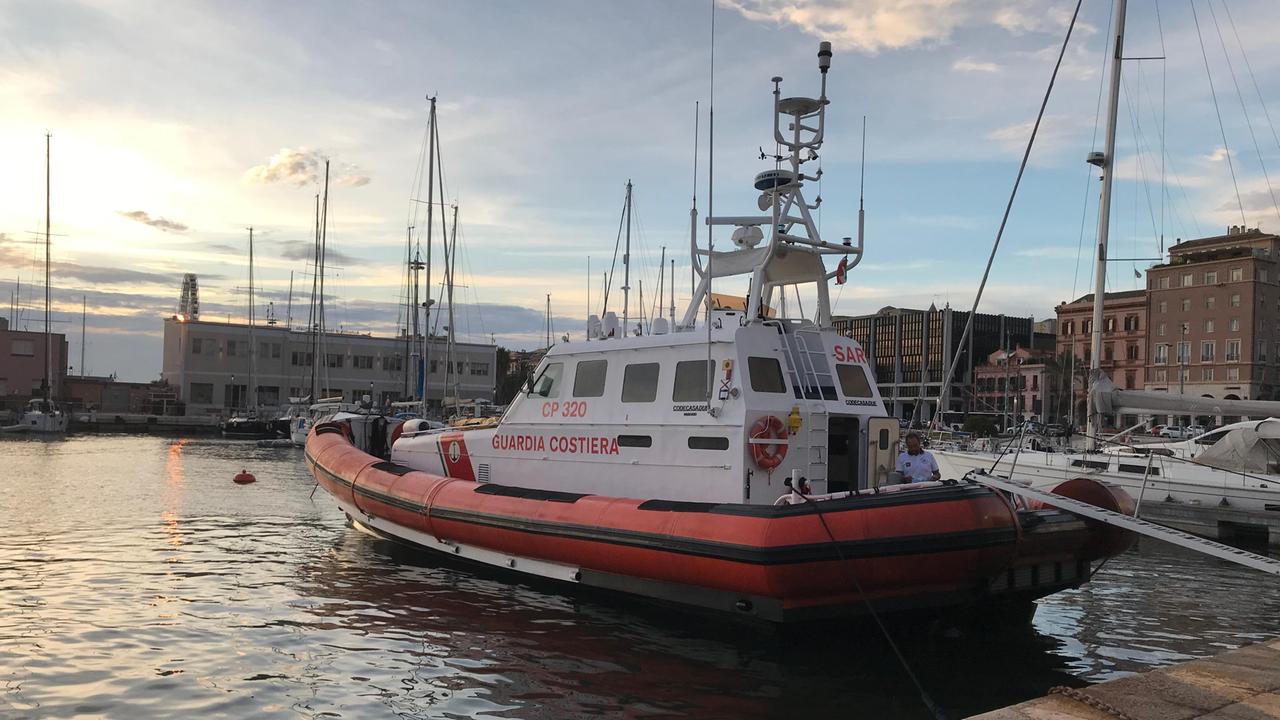 Barca in avaria a 50 miglia da Cagliari, in salvo 3 persone