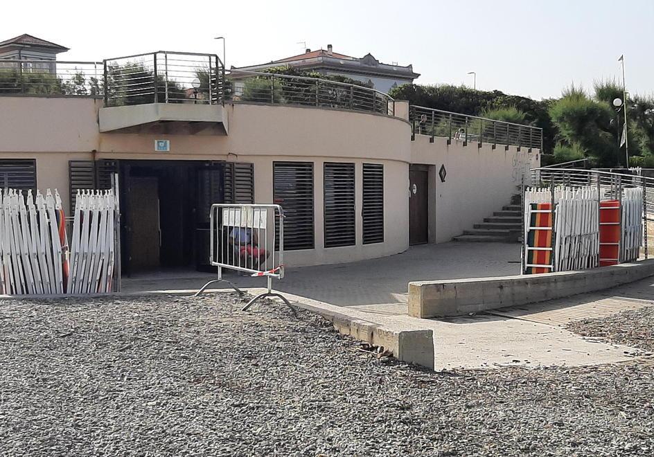 Tre Ponti, per i bagnanti della spiaggia pubblica di Livorno adesso c’è il servizio igienico 