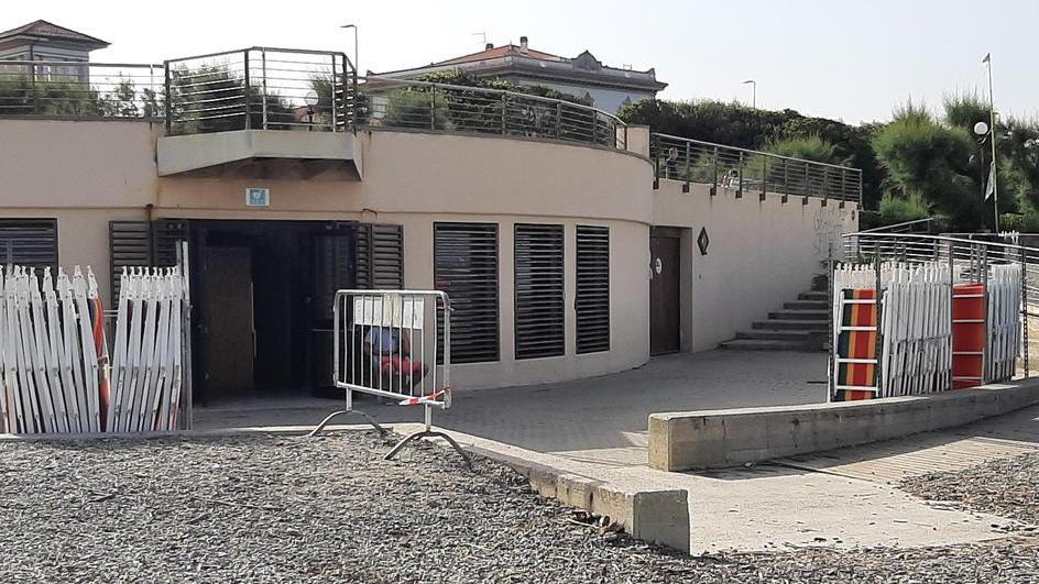 Tre Ponti, per i bagnanti della spiaggia pubblica di Livorno adesso c’è il servizio igienico
