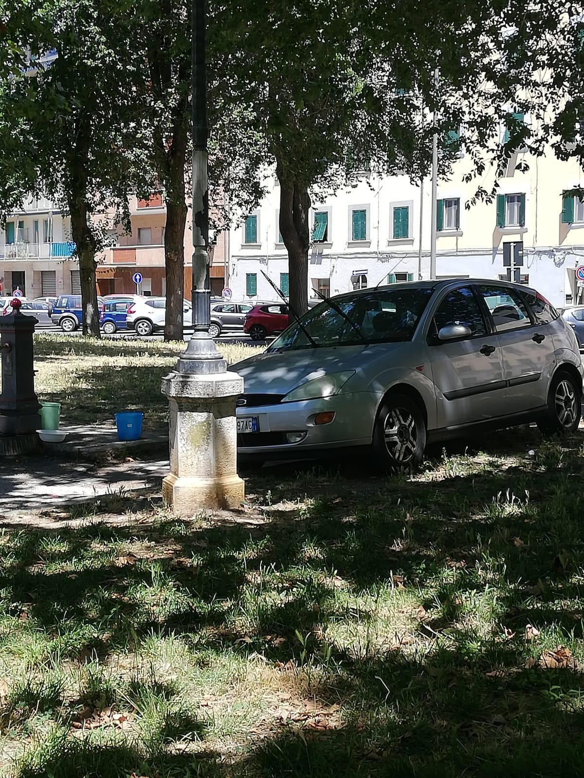 La foto di Urban Livorno mostra l'auto sul prato di piazza Mazzini