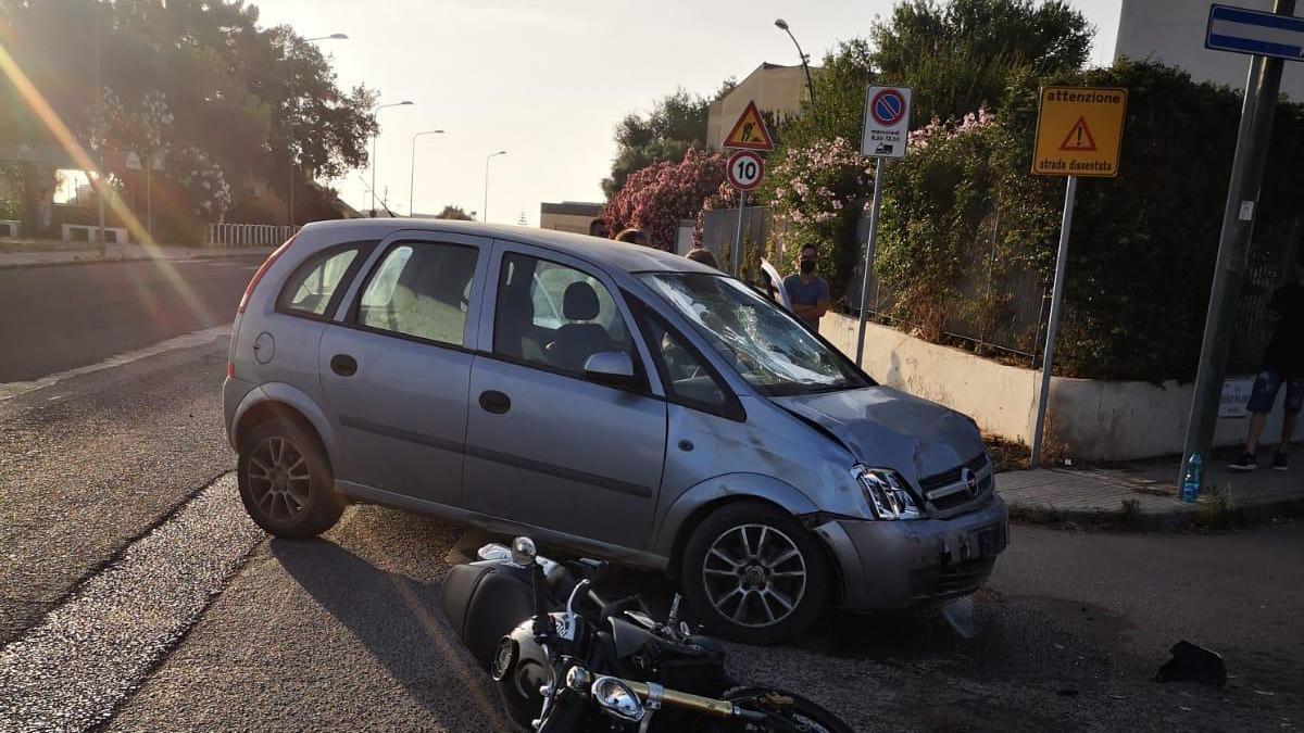 Scontro auto-moto a Sassari: 27enne in ospedale, alcoltest per il conducente della vettura