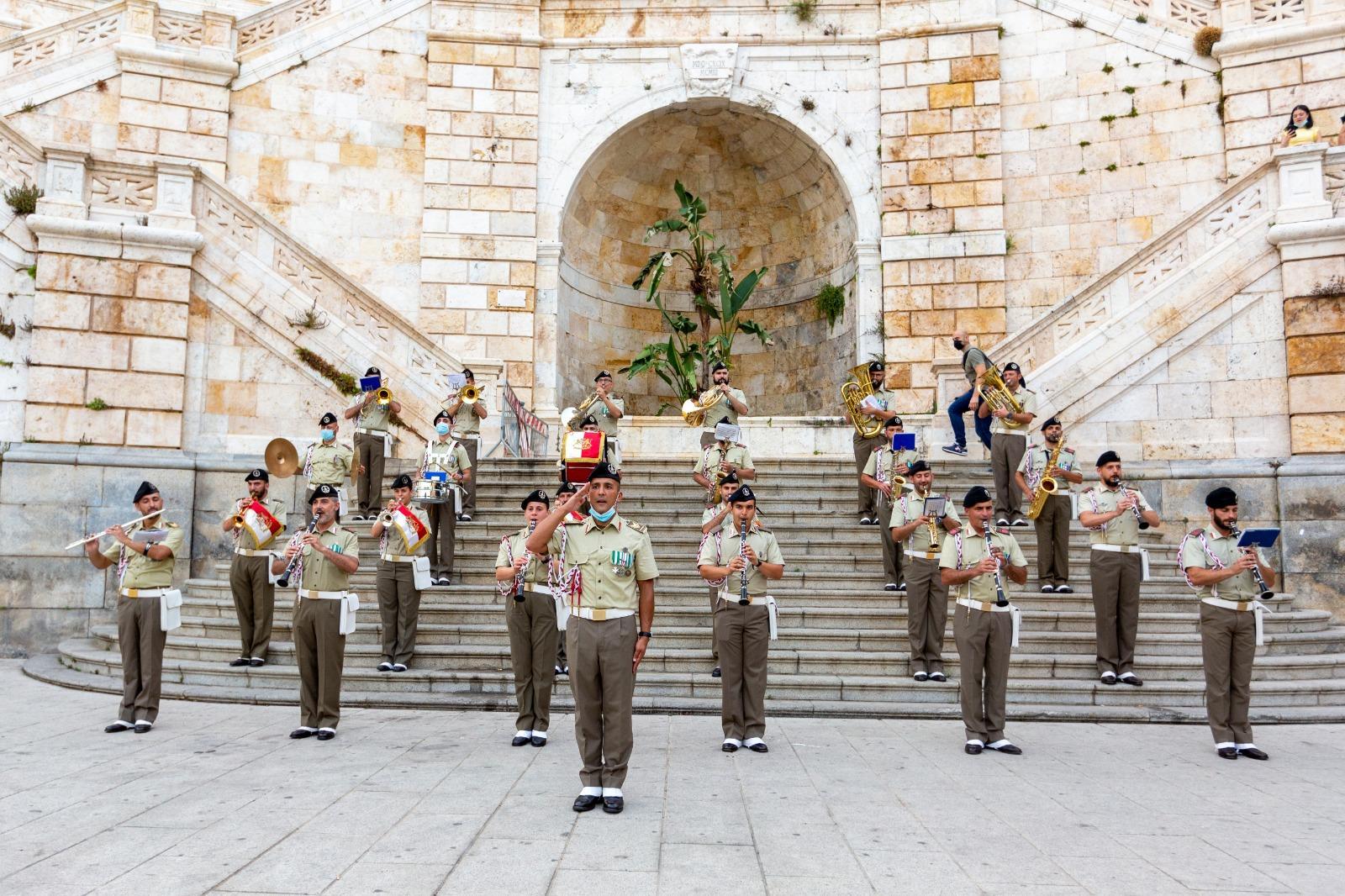 L'esibizione della Brigata Sassari al Bastione di Saint Remy a Cagliari